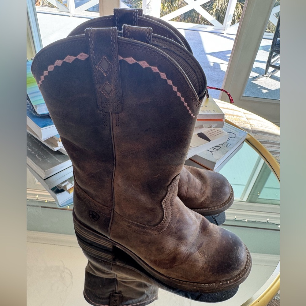EUC Ariat brown leather boots with pink embroidery size 8